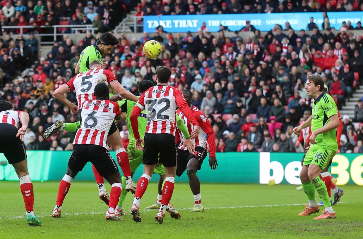 Fulham vs Sunderland: Doblete de Raúl Jiménez